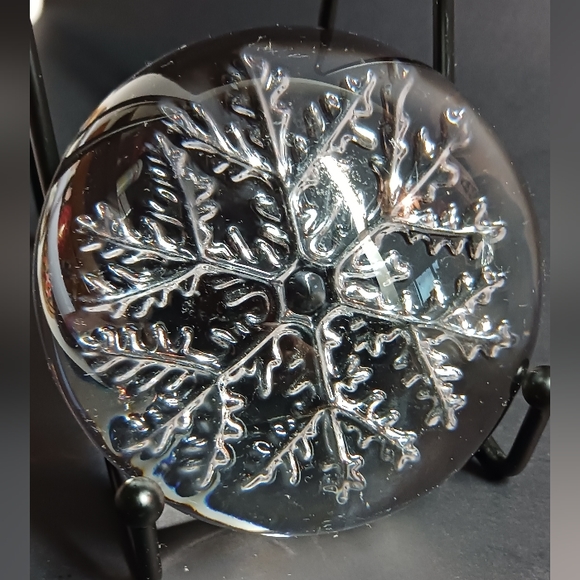Vintage Snowflake Design Paperweight Clear Pressed Glass Holiday Winter Decor - Picture 4 of 5